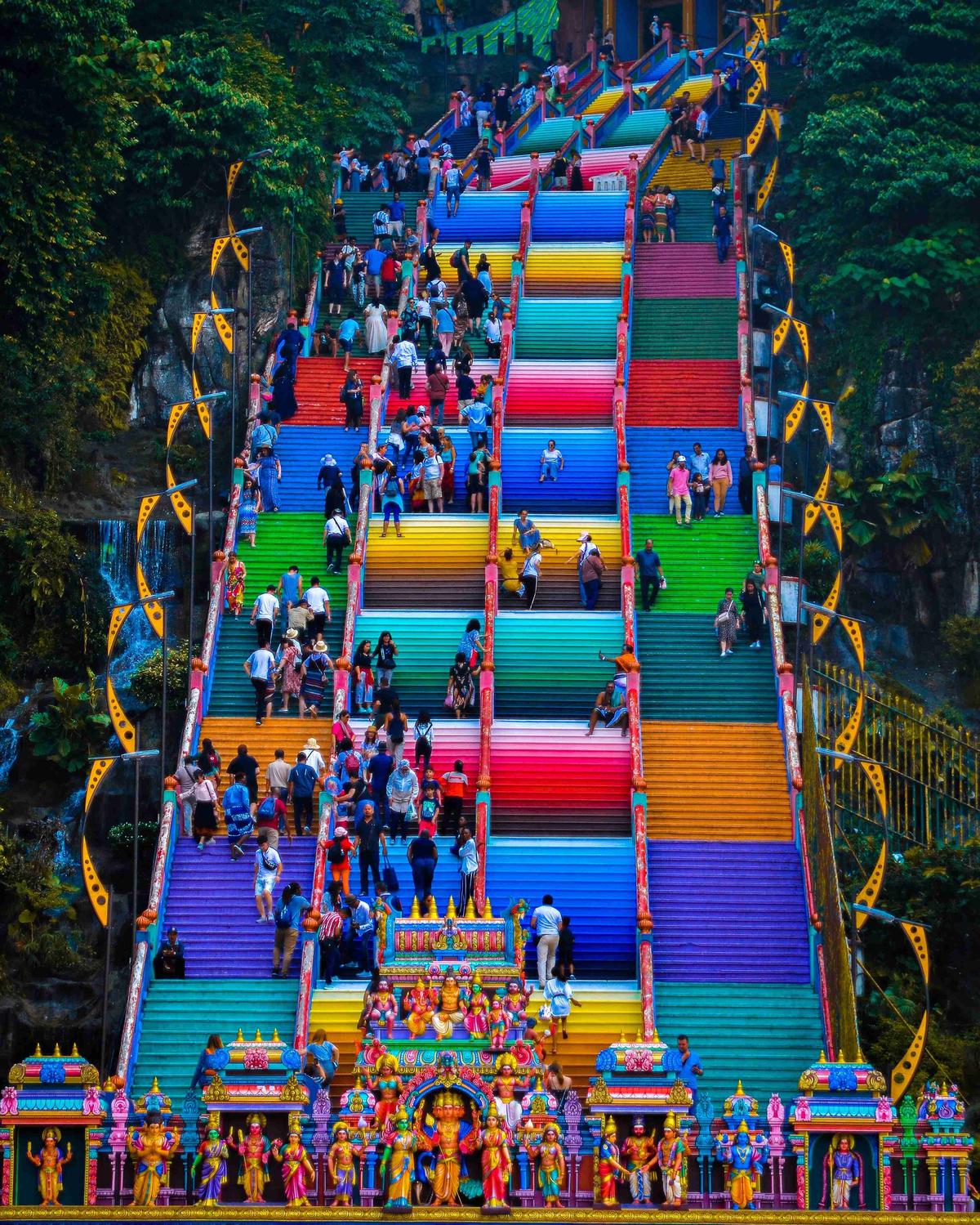 Spalvingi Batu urvų laiptai su Malaizijos lankytojais