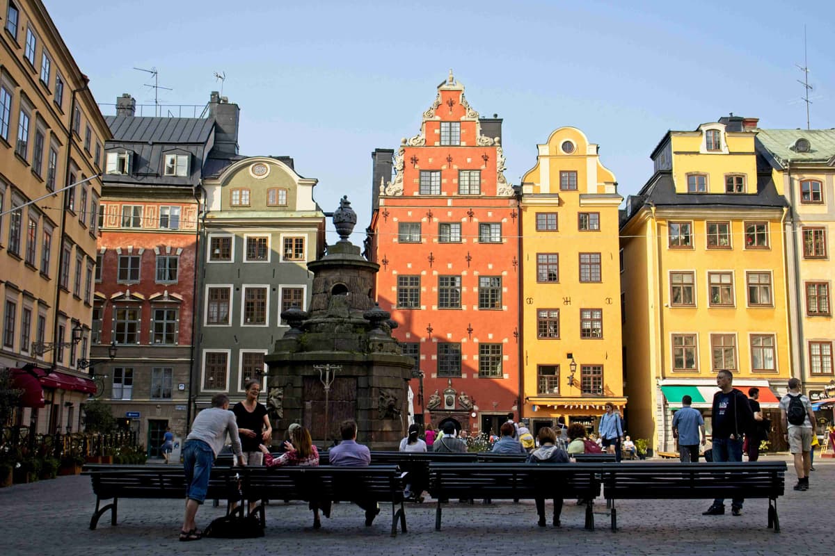 Clădiri colorate și piața plină de viață din orașul vechi