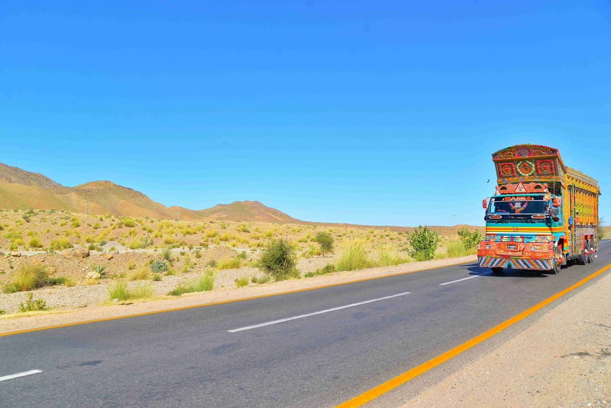 Красочный грузовик на пустынном шоссе