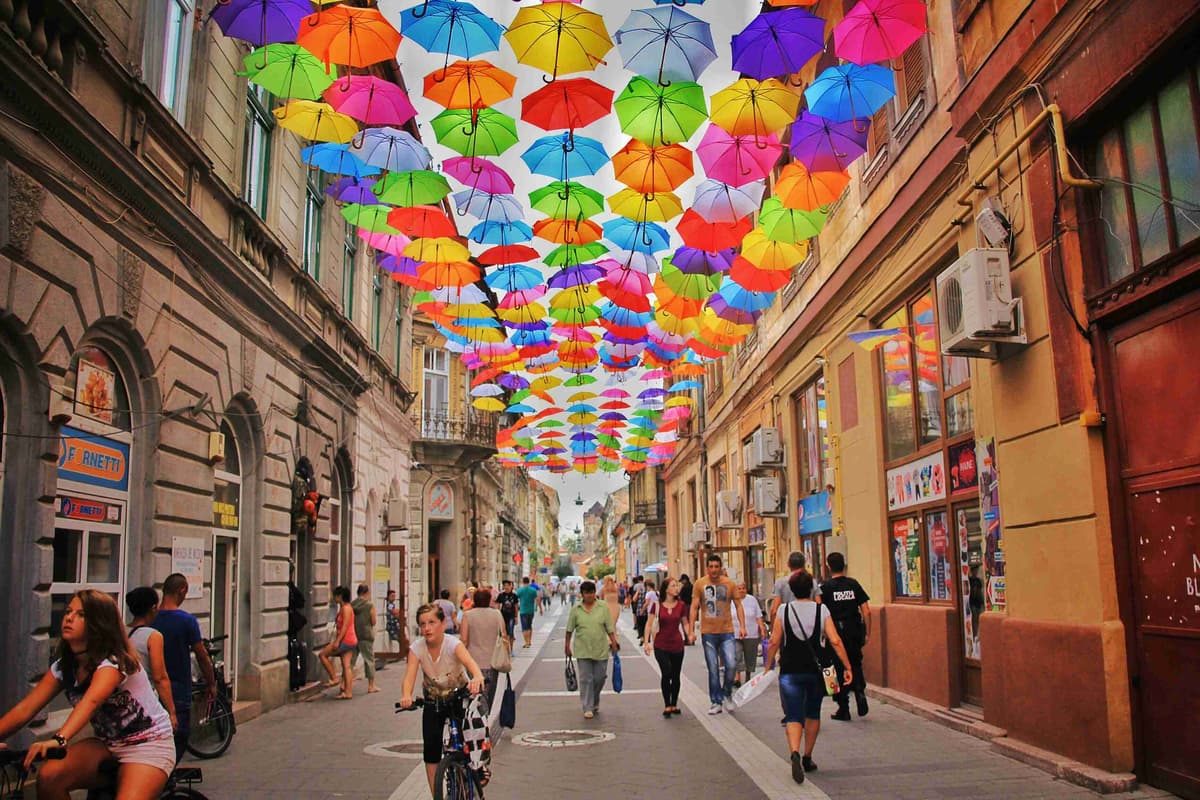 Guarda-chuva colorido em uma rua movimentada