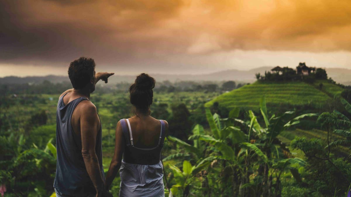 Gün batımında tropik pirinç teraslarına bakan çift