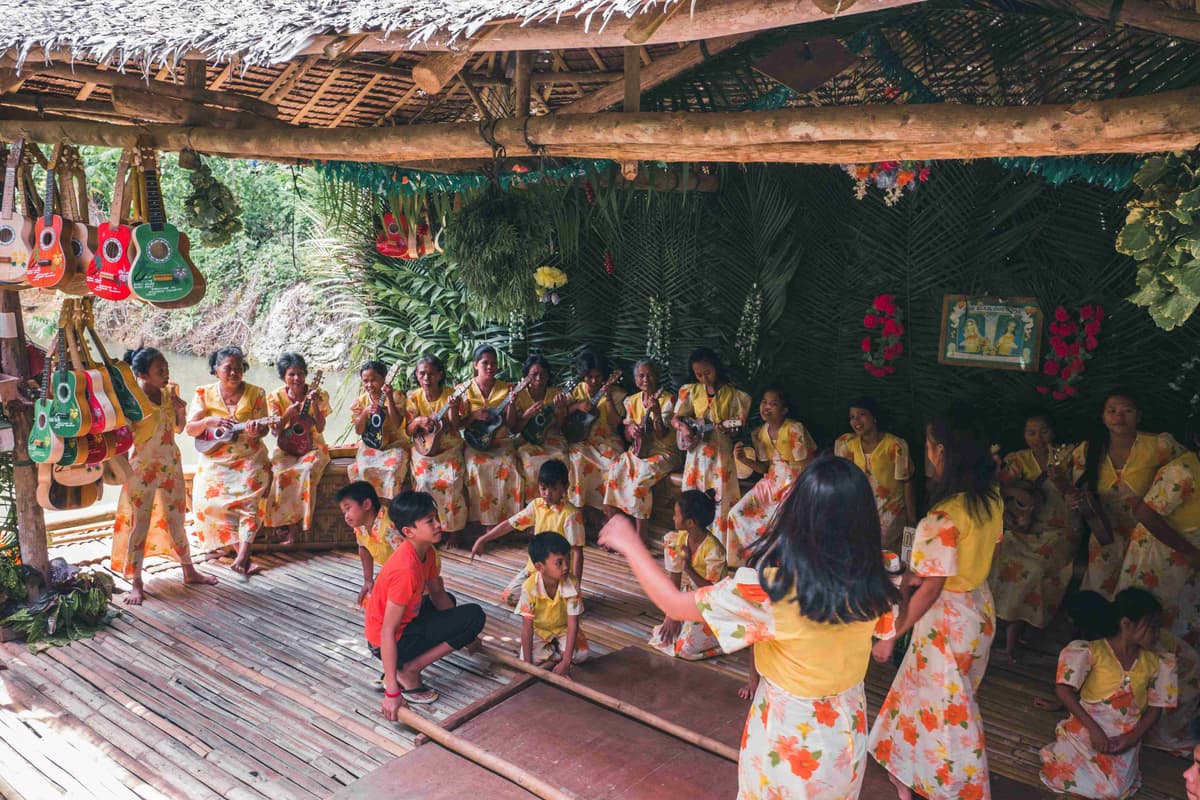 Persembahan Budaya dalam Latar Tradisional