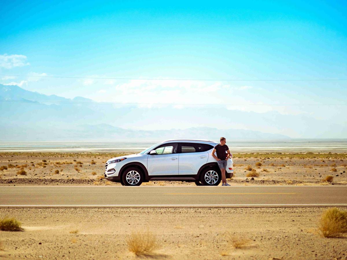 Desert_Road_Trip_with_SUV