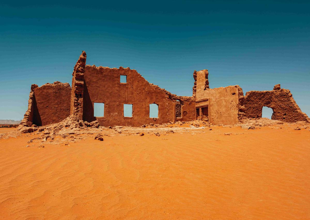 Ruine pustii in nisipurile portocalii