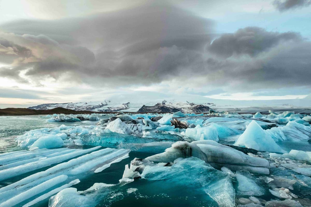 Cielo drammatico sopra le acque glaciali ghiacciate