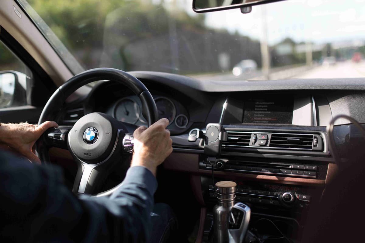 Perspectief van de bestuurder in het auto-interieur van BMW