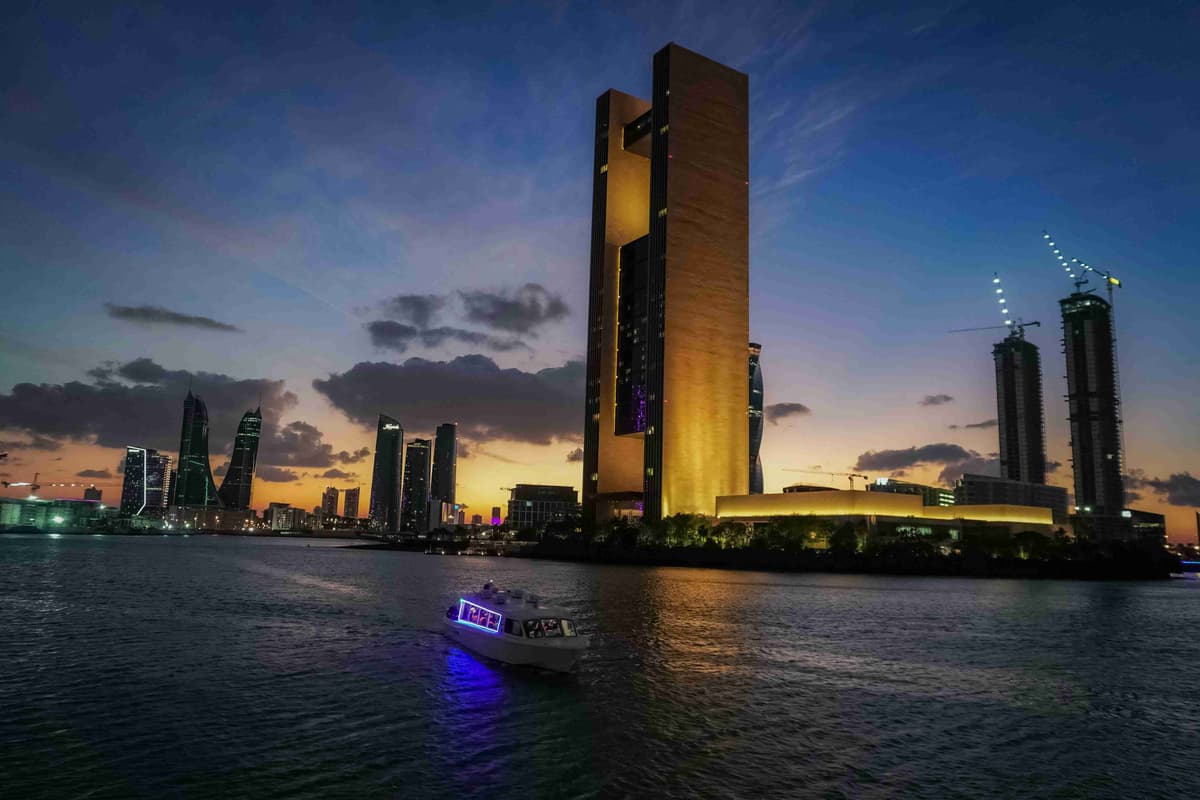 Skymning Skyline Med Båt I Bahrain