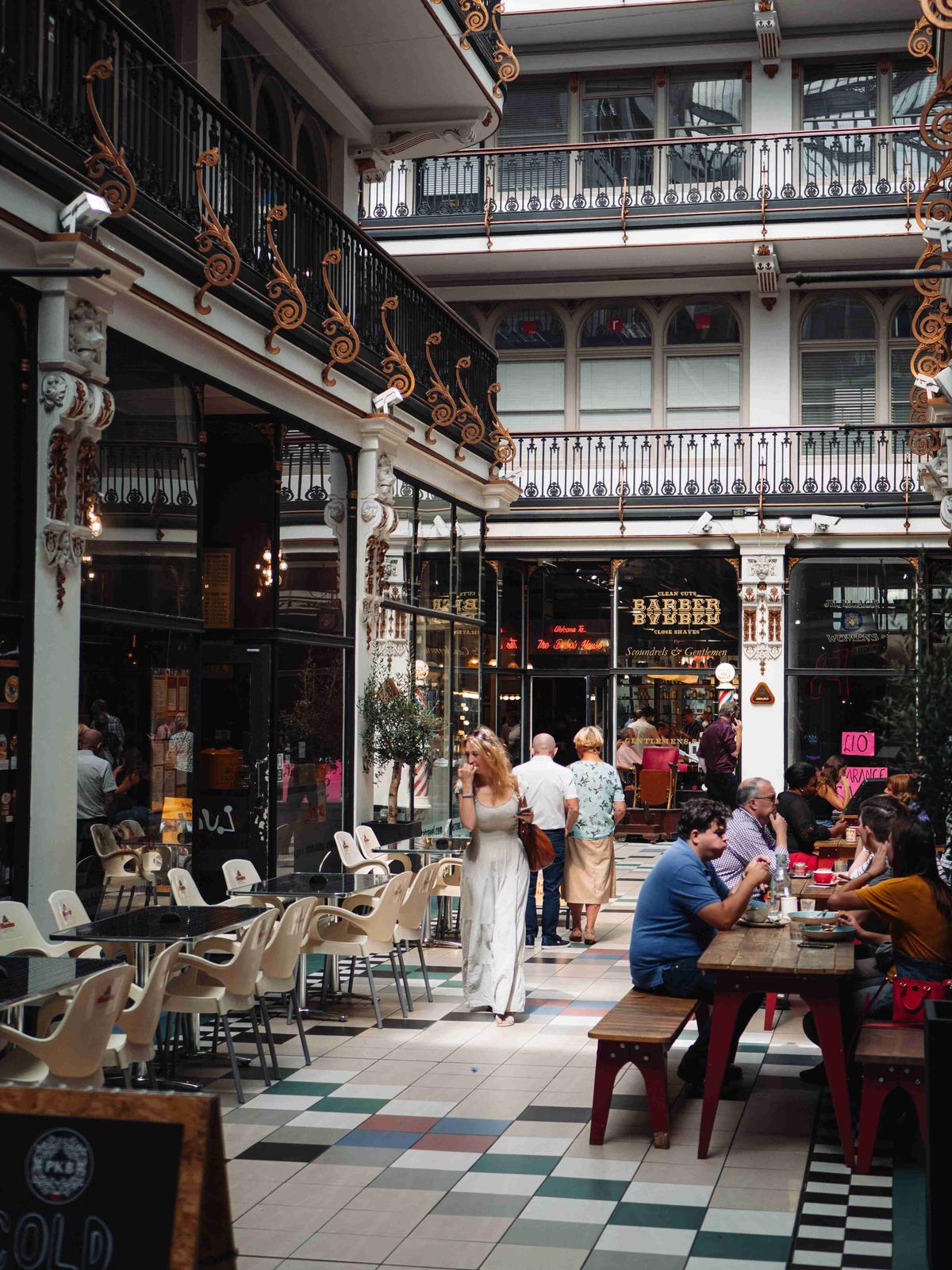 Tyylikäs viktoriaaninen sisämarkkinapaikka, jossa asiakkaat voivat ruokailla ja tehdä ostoksia