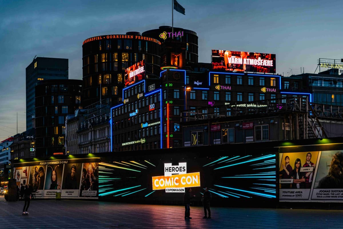 Abendlichter und Werbung auf dem Stadtplatz