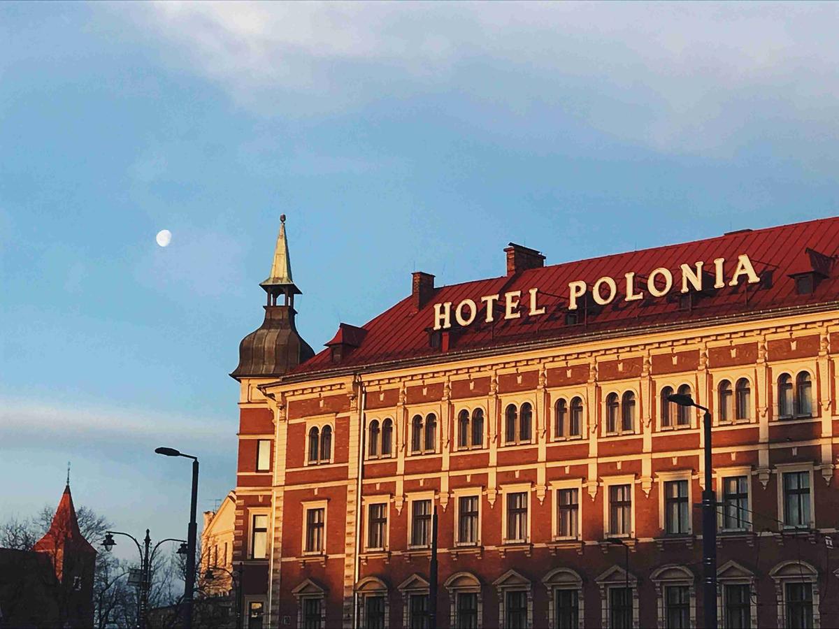 Vedere de seară a Hotelului Polonia cu Lună