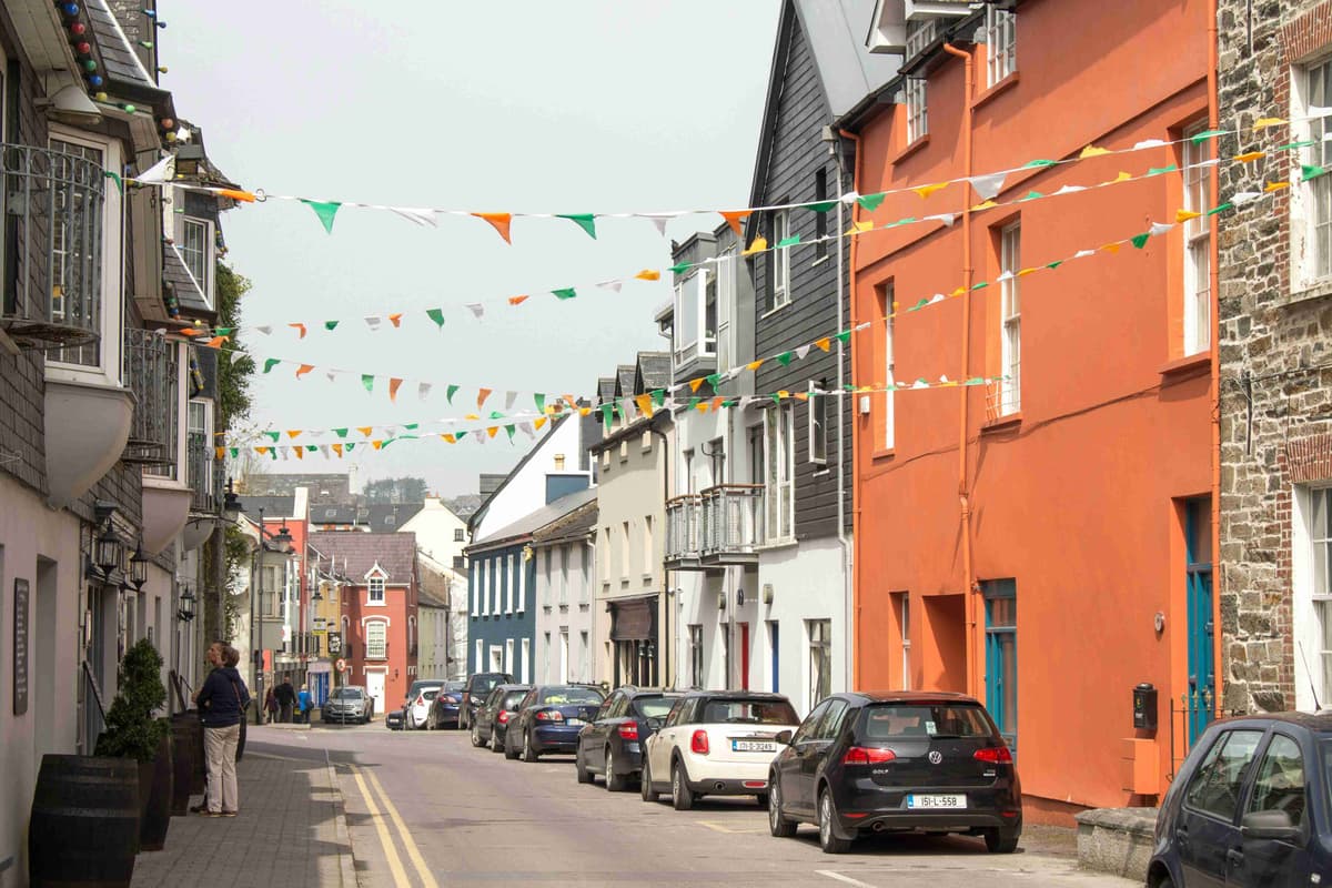 Rue festive avec banderoles colorées