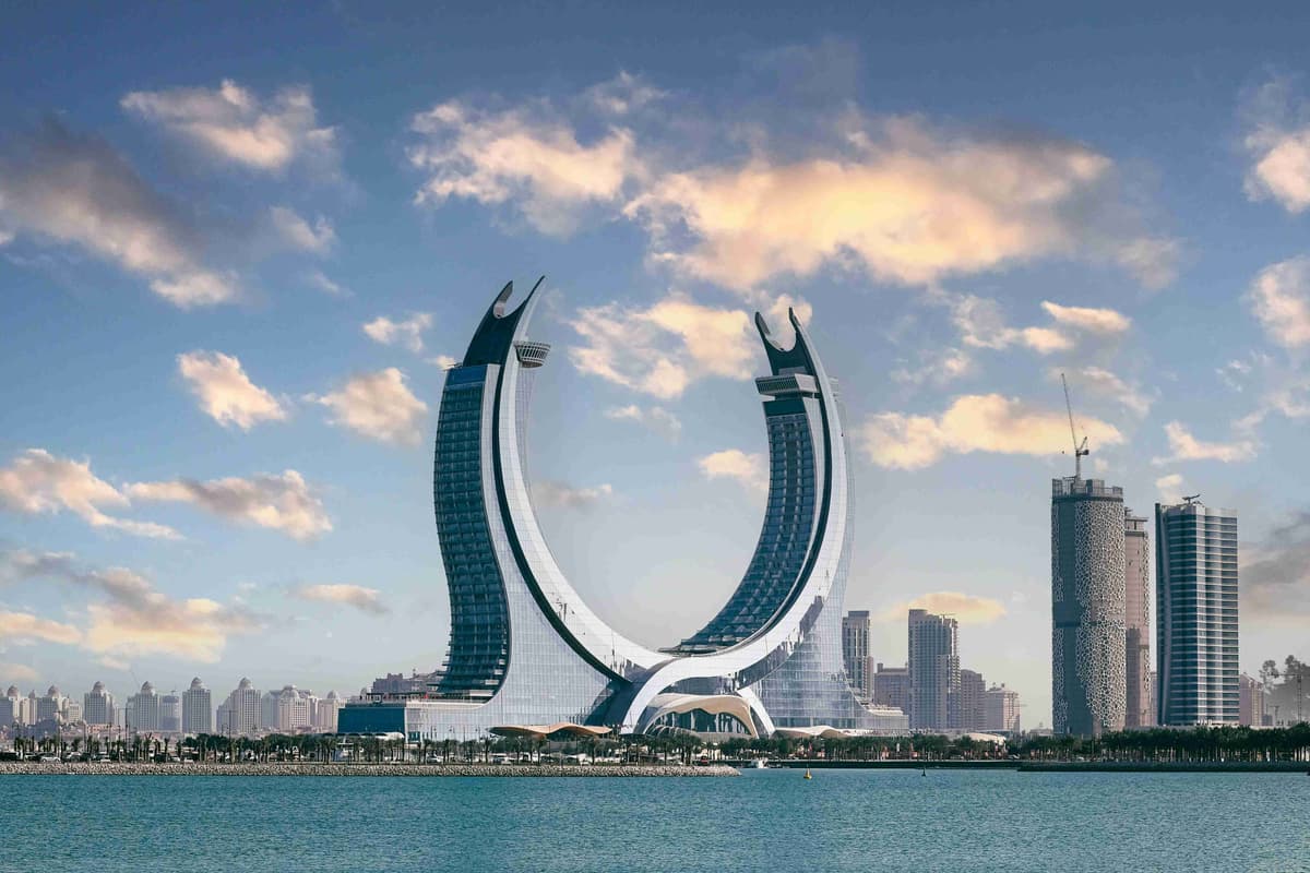 Futuristisk arkitektur skyskrapere ved vannkanten