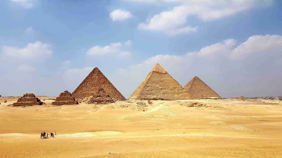 Kompleks piramid w Gizie w słoneczny dzień