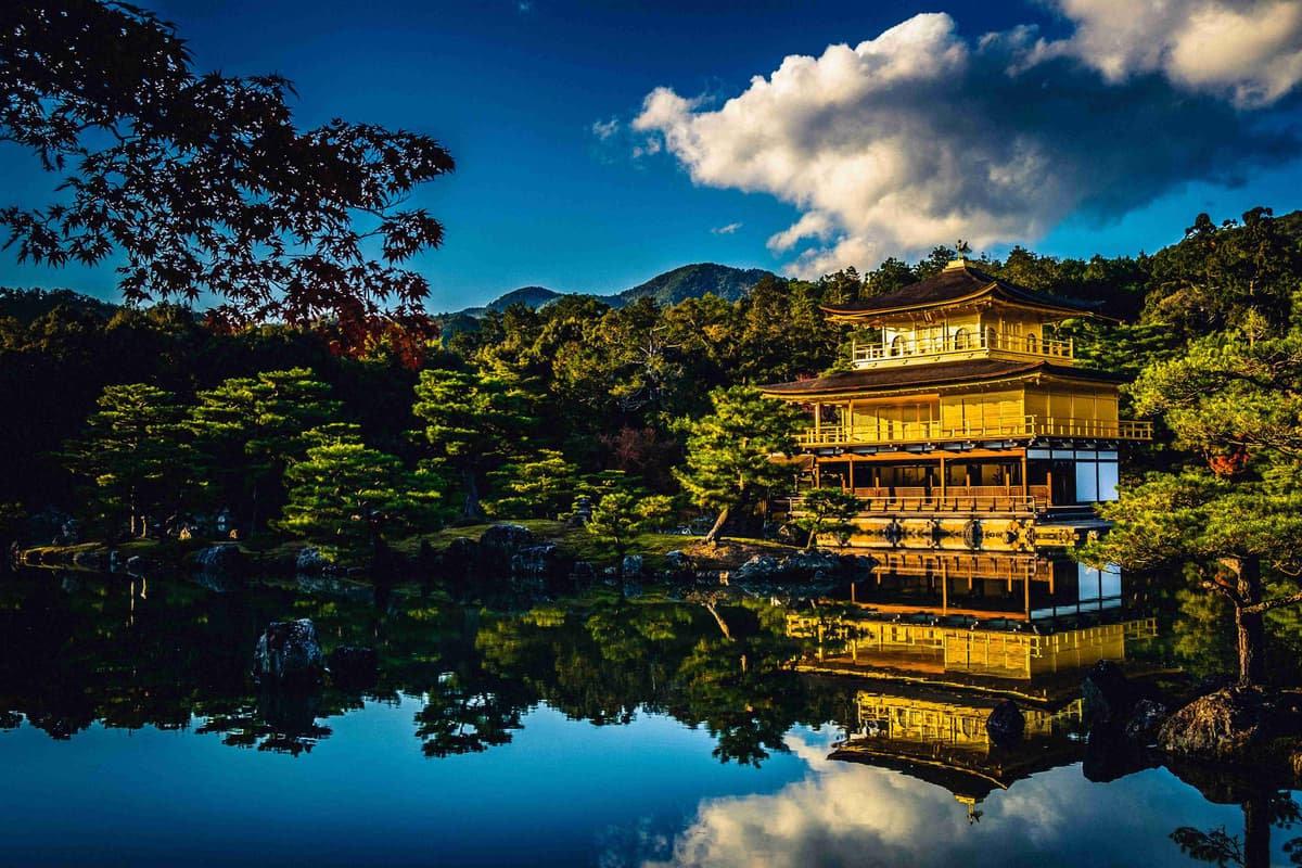 Zlatý pavilon Kinkakuji s odrazem v Kjótu