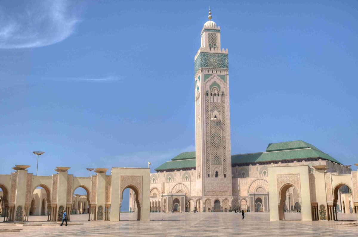 Grand Mosque with Tall Minaret and Expansive Courtyard