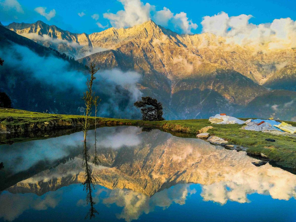 Reflexo das montanhas do Himalaia no Lago Serene