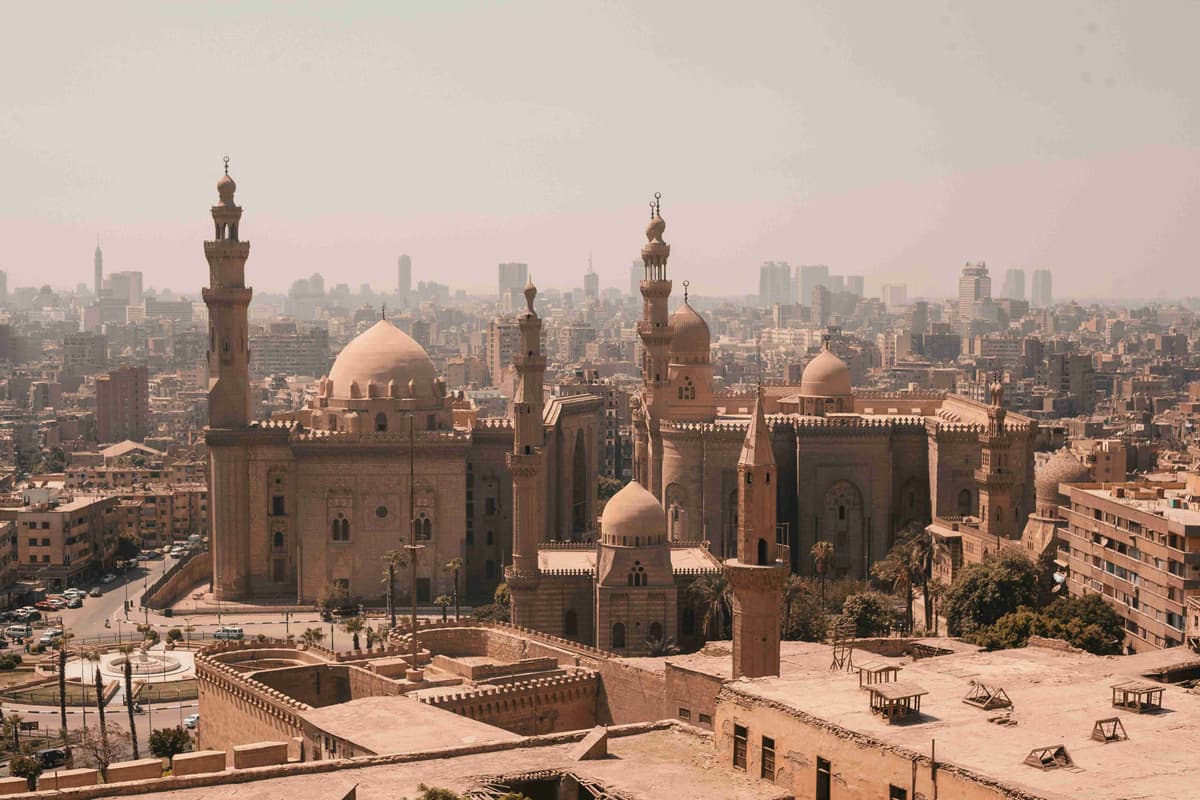 Historické mešity s výhľadom na panorámu Káhiry