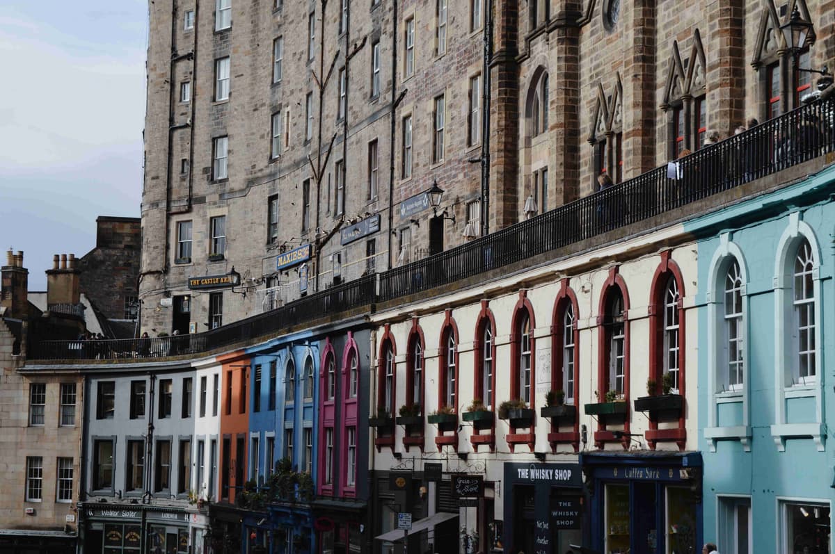 Historiska radhus med färgglada butiksfronter