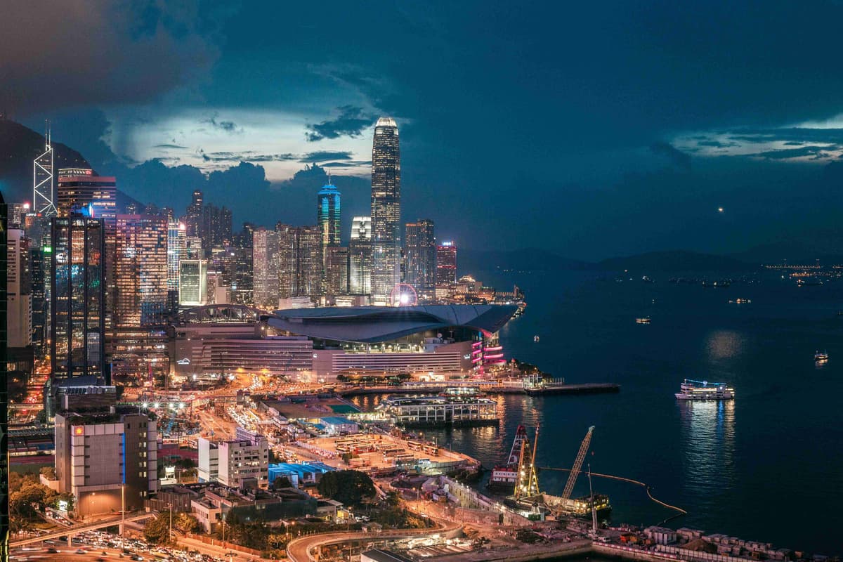 Skyline van Hong Kong bij schemering