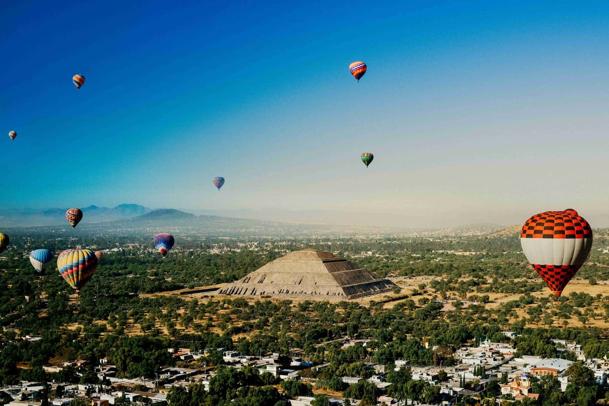 Varmluftsballoner over pyramiden Teotihuacan morgen