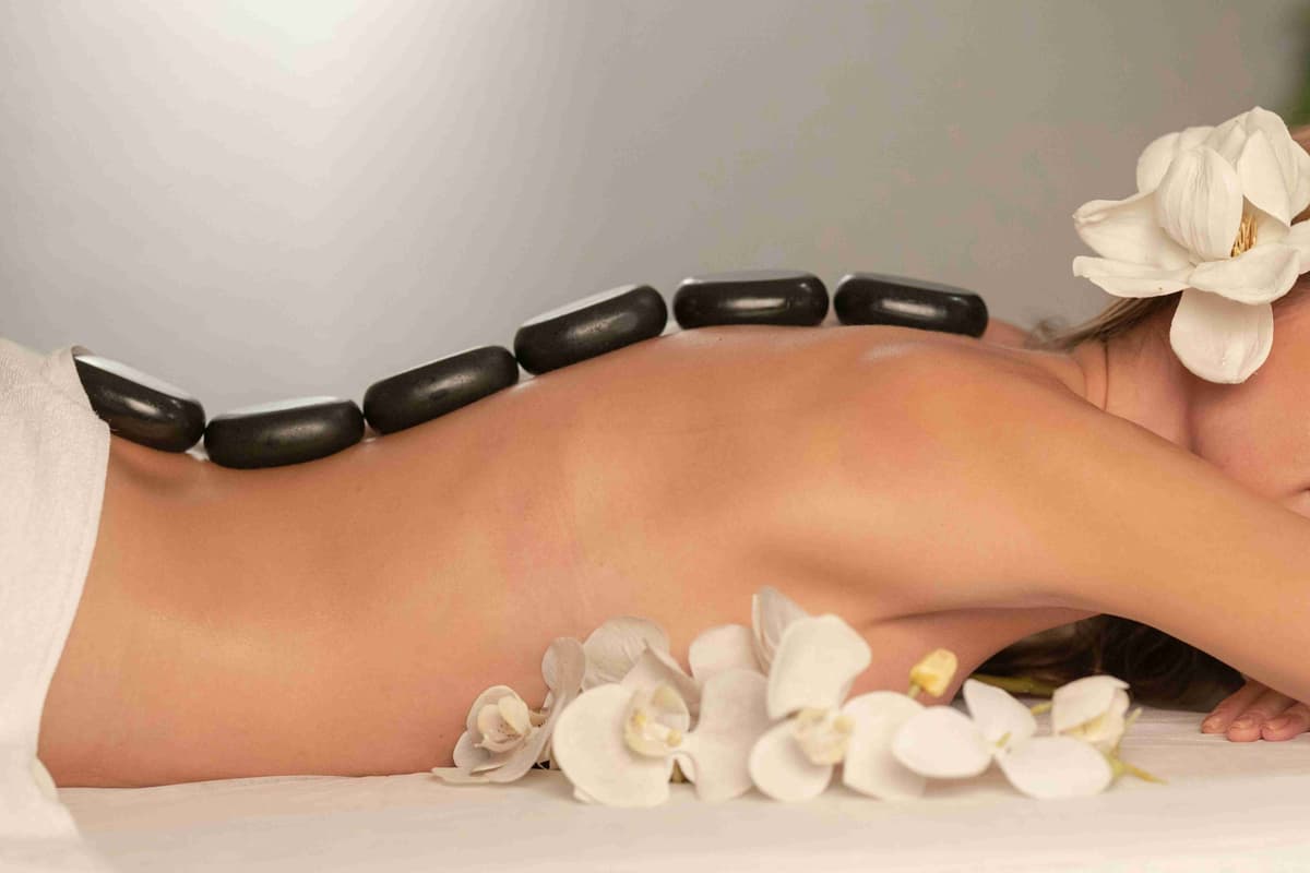 Hot Stone Massage med orkidéer