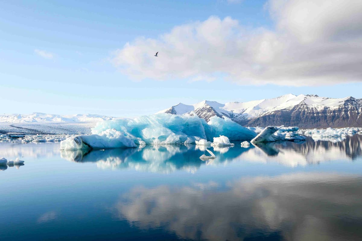 Iceberg e riflessi montani nella laguna glaciale
