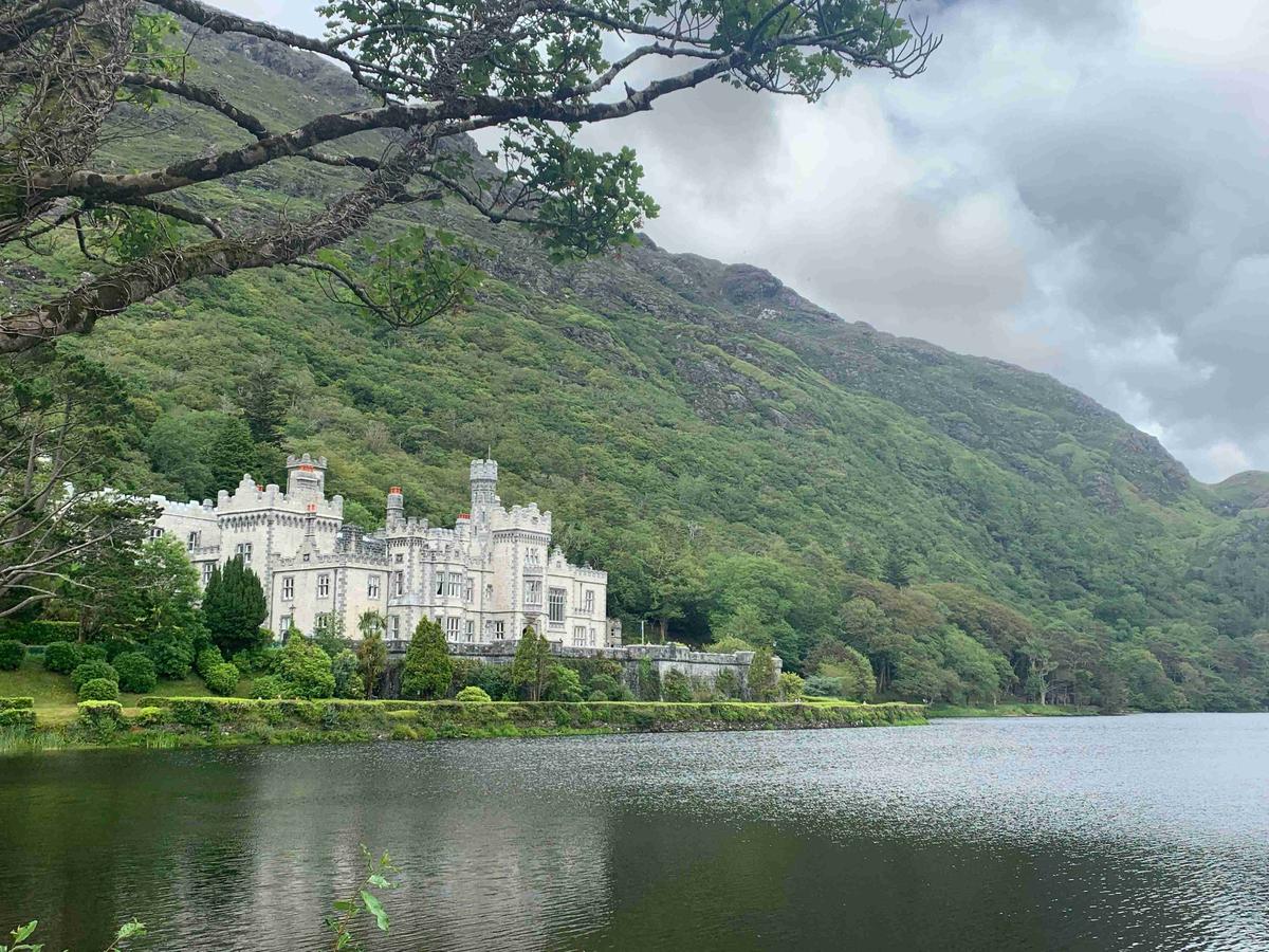 Lakeside Castle Eingebettet in Green Hills