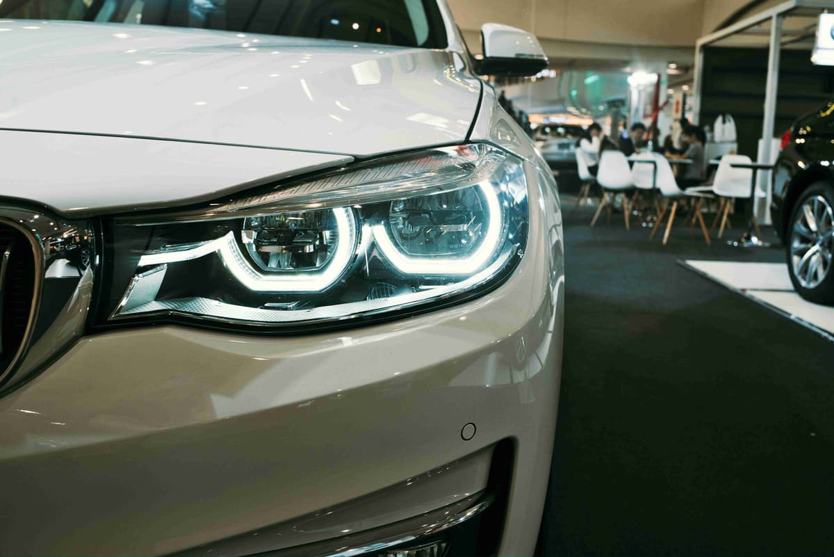 Luxus autó fényszóró az Autószalonon