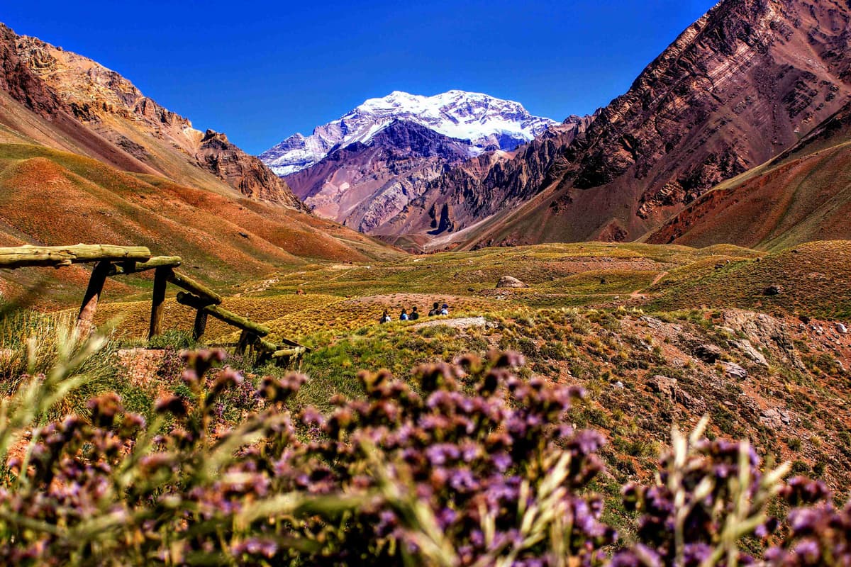 रंगीन घाटी के पीछे राजसी पर्वत शिखर