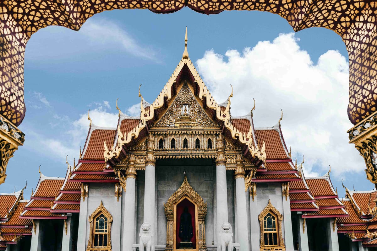 Vista enmarcada del templo de mármol de Bangkok