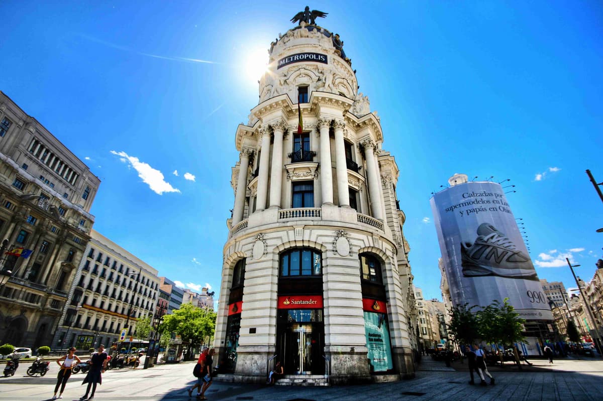 Здание Метрополиса Мадрид Солнечный День