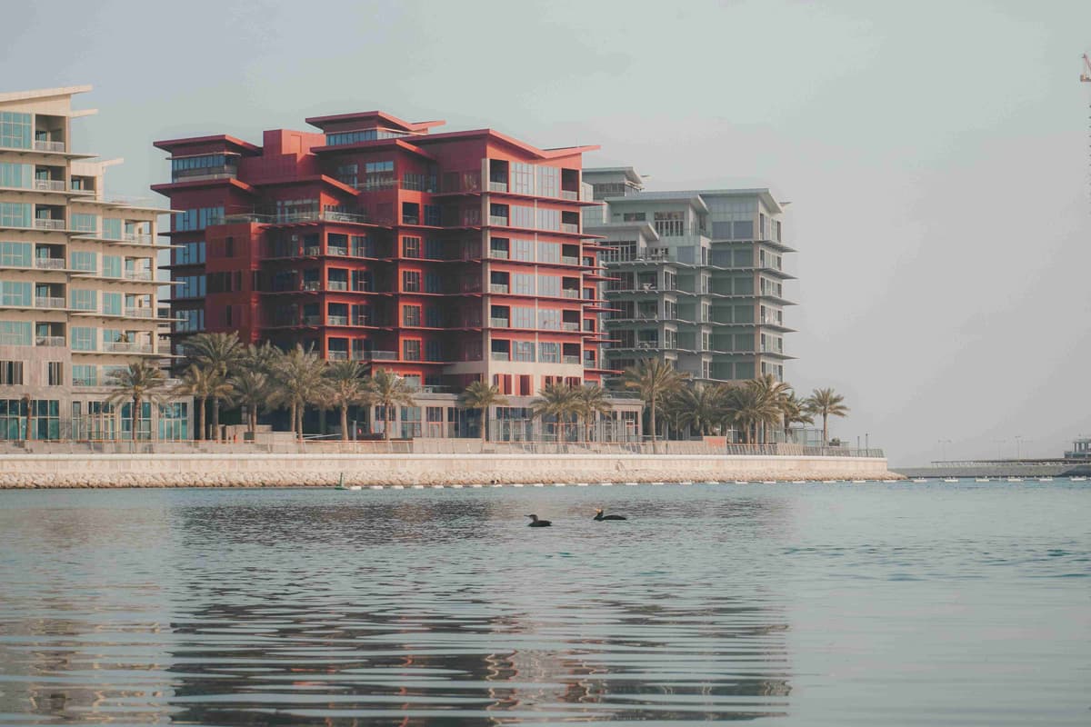 Nowoczesna architektura nabrzeża z ptakami w Bahrajnie