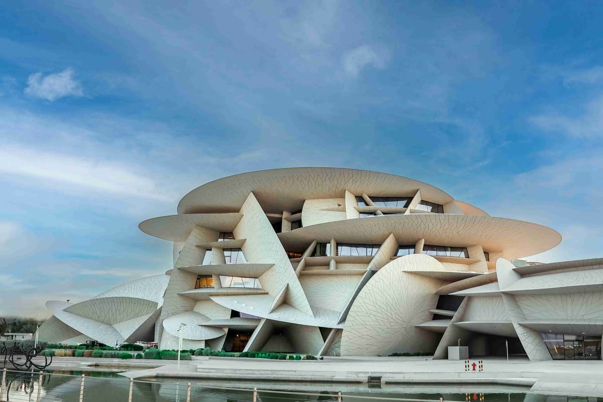 Modernin arkkitehtuurin museon julkisivu, jossa on geometrinen muotoilu ja heijastava allas