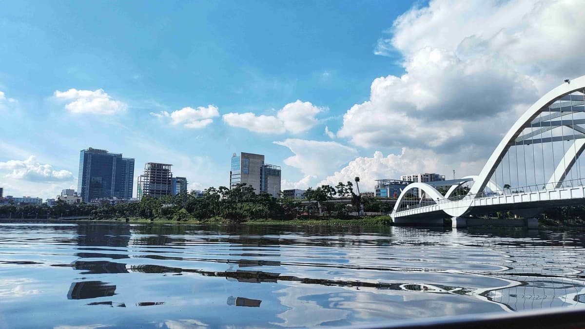 Paisaje urbano moderno con reflejos del puente de arco