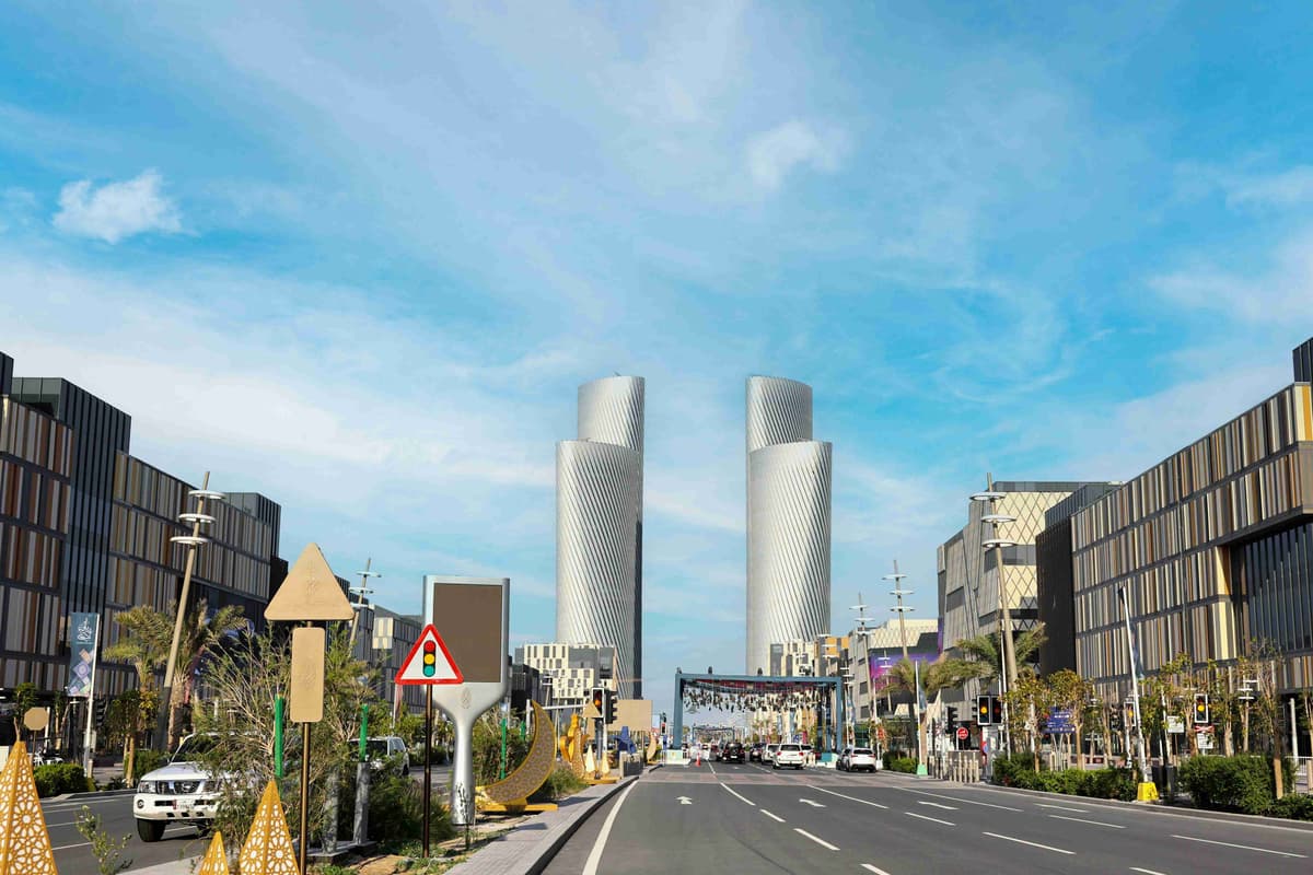 Paisagem urbana moderna com torres torcidas