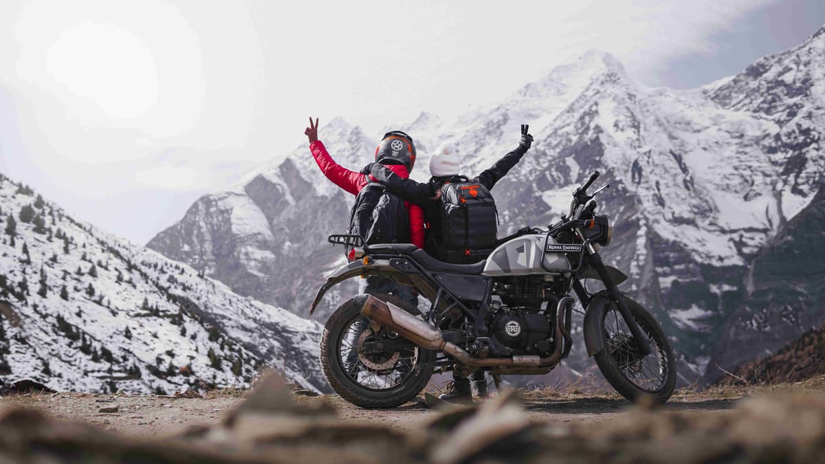 Aventura en motocicleta en montañas nevadas