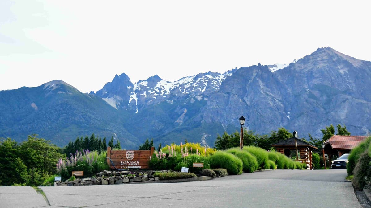 Mountain Resort Entry Road na may Snow Peaks sa Background