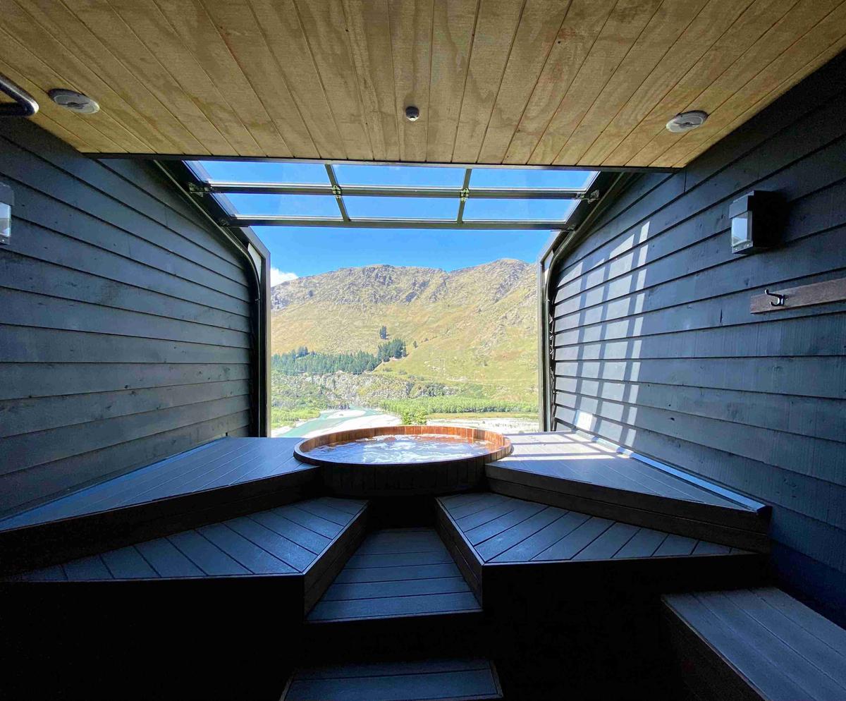 Deck de banheira de hidromassagem com vista para a montanha