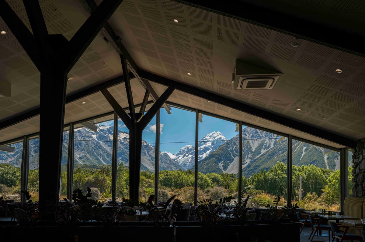 Innenansicht des Restaurants mit Blick auf die Berge