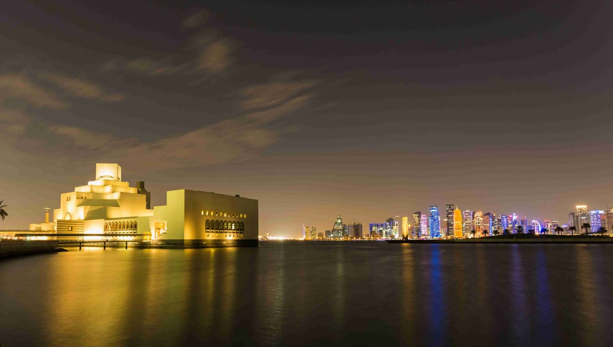 Muzeum Sztuki Islamskiej i panoramę Doha w nocy