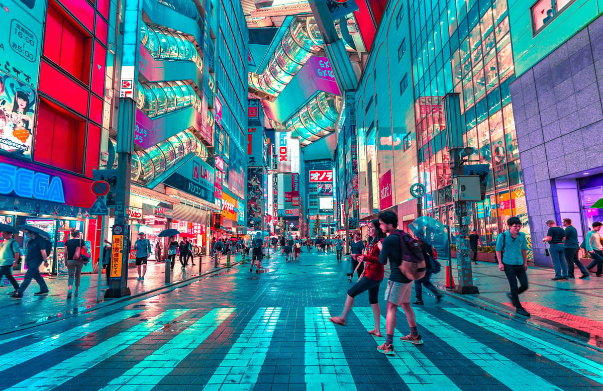 Tokyo Akihabara neoonvalgustid ja elava liiklusega tänavad