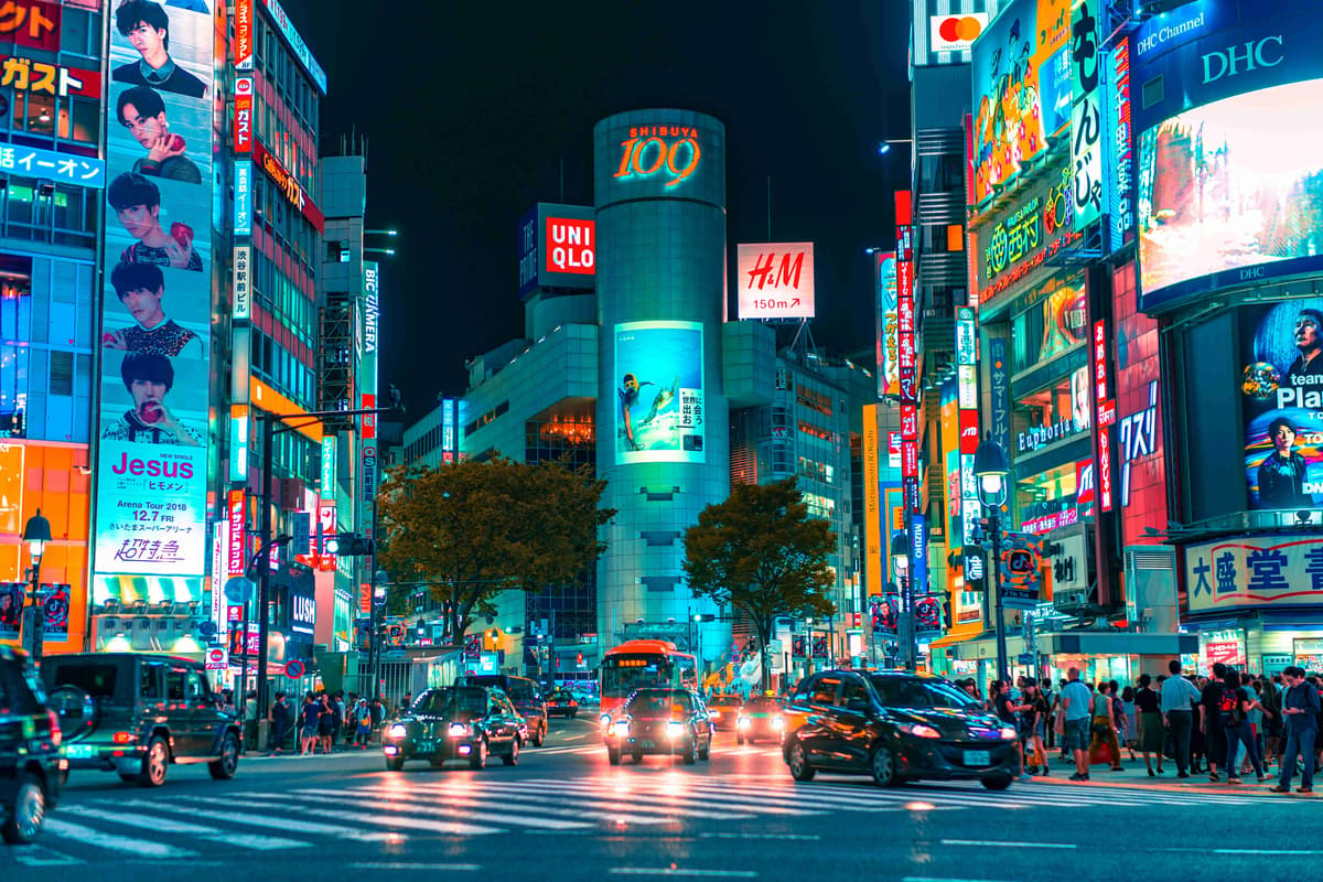 نورهای نئون و زندگی شبانه در توکیو