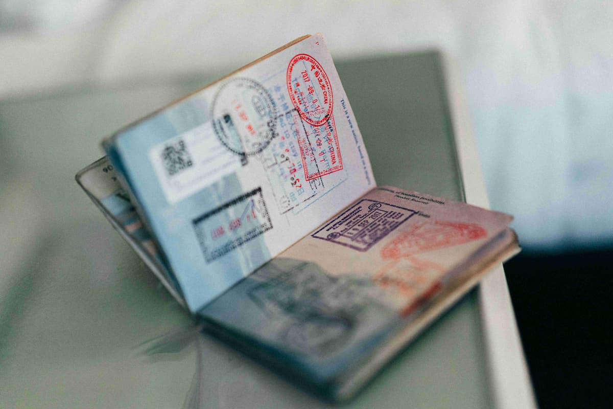 Pasaporte abierto con sellos
