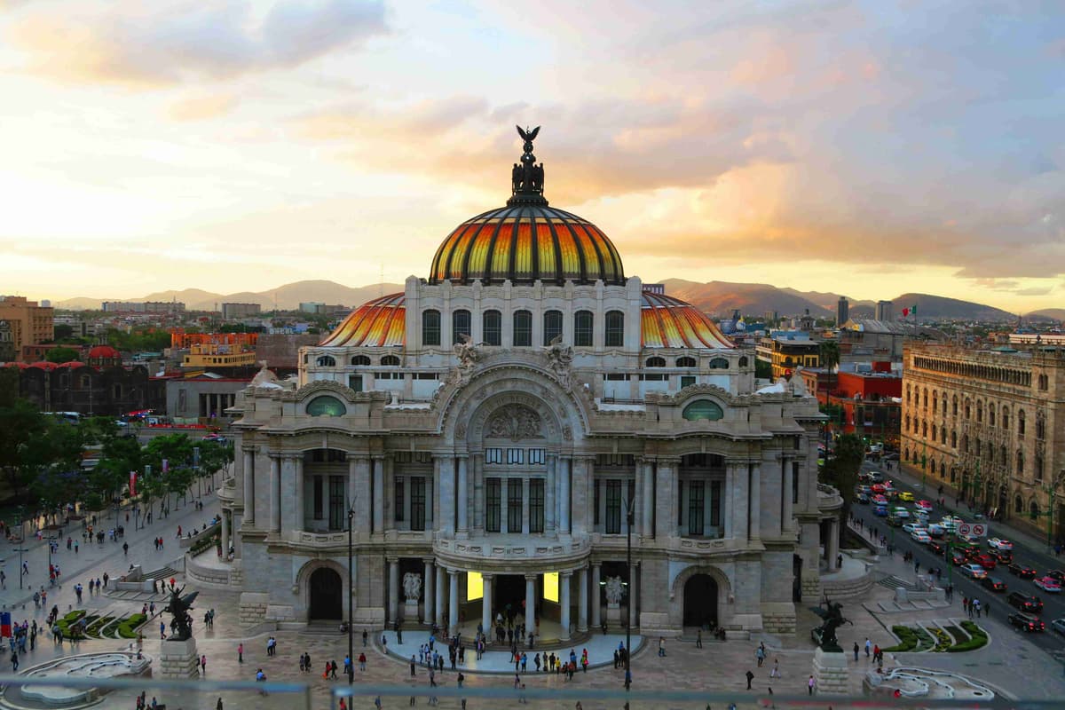 Palacio de Bellas Artes ยามพระอาทิตย์ตกดิน
