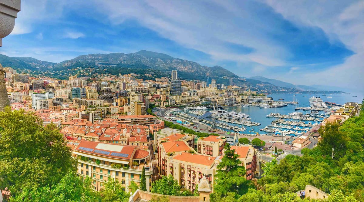 Marina ve Dağlarla Sahil Şehri'nin Panoramik Görünümü