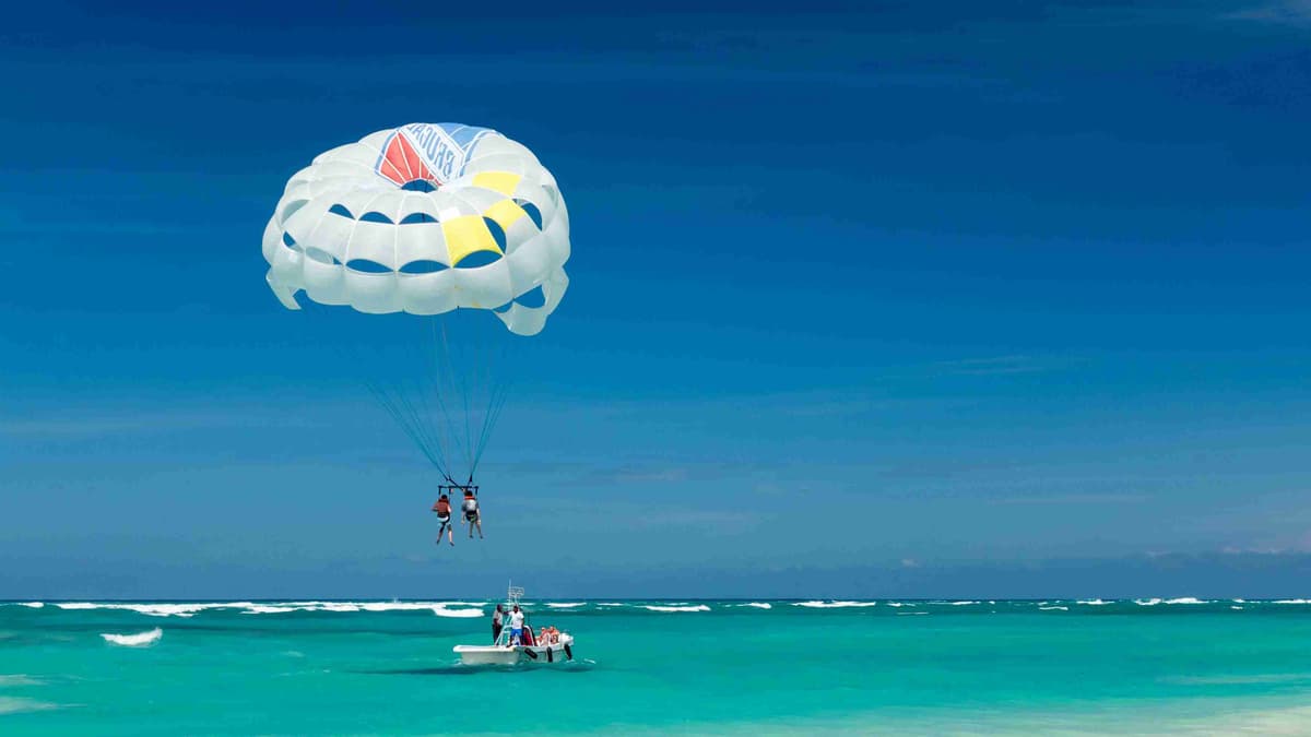 Aventura en parasailing sobre aguas turquesas