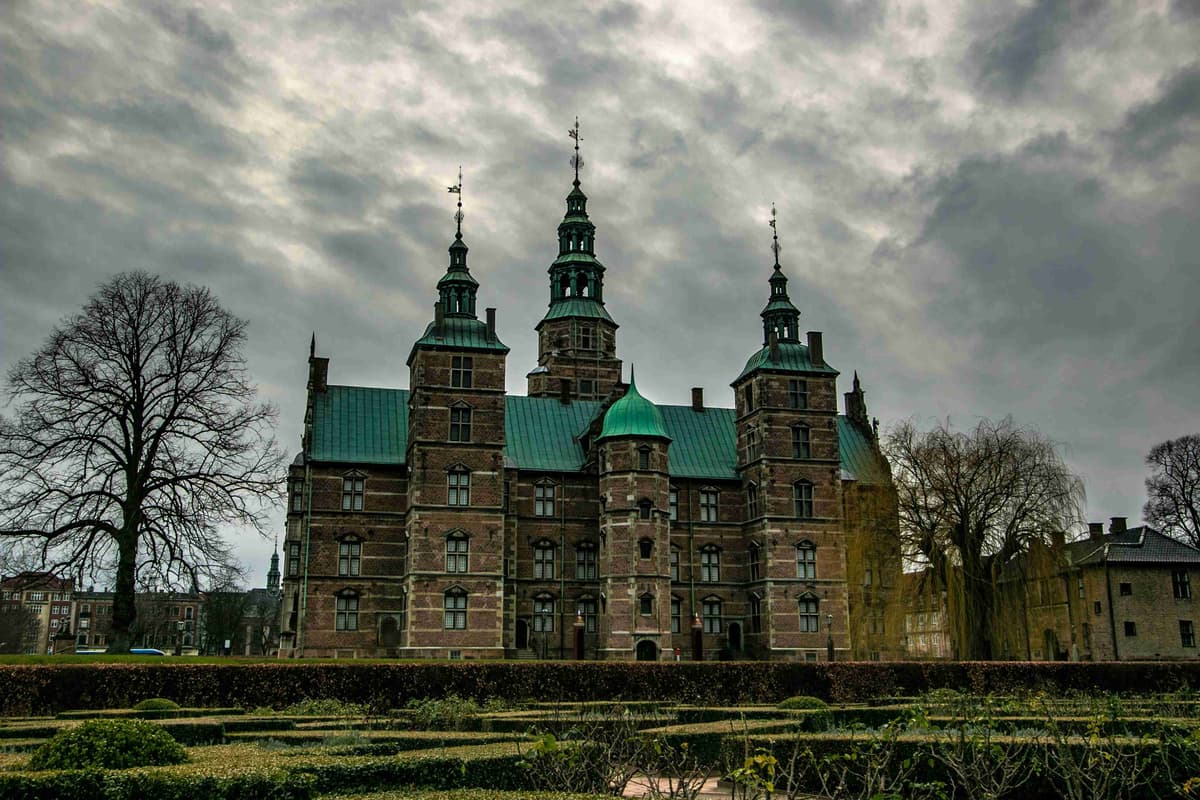 Bulutlu Gökyüzü Altında Rosenborg Kalesi