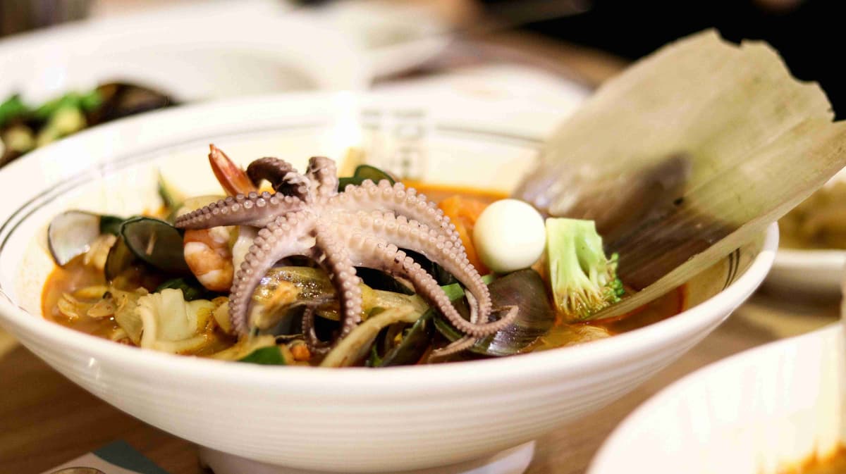 Mangkuk Ramen Seafood dengan Gurita