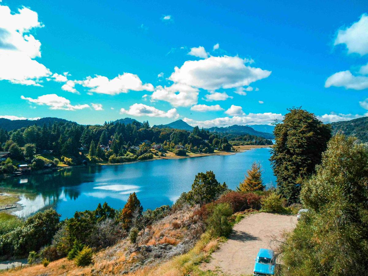 Ruhige Seelandschaft mit blauem Himmel