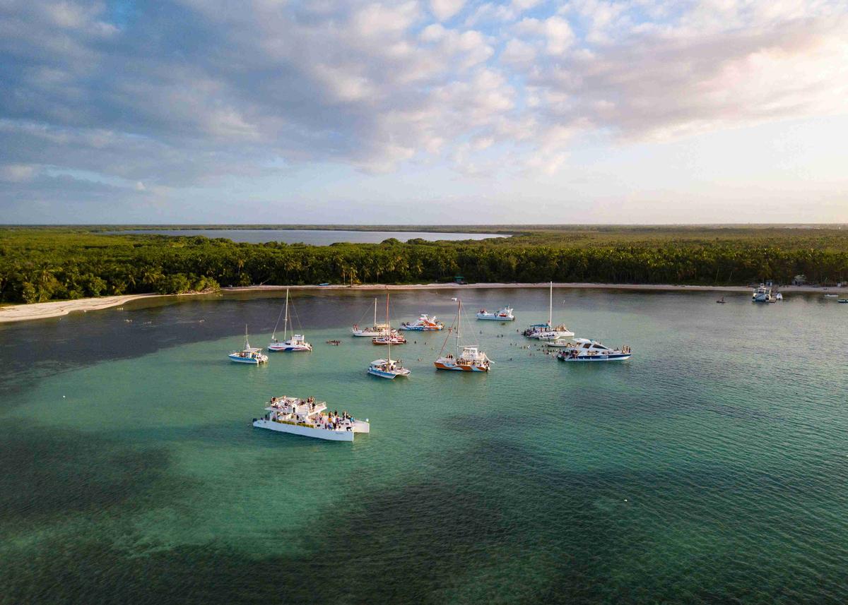 Rassemblement de yachts sereins au coucher du soleil, vue aérienne